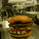 Imagen para el artículo titulado Este robot “fabrica” seis hamburguesas por minuto